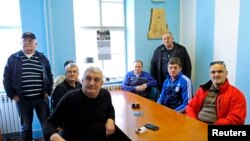 3일 크로아티아 동부 부코바르에서 참전 군인들이 유엔 국제사법재판소(ICJ)의 발칸전쟁 집단학살 혐의 재판 중계를 시청하고 있다.