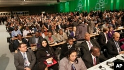 Delegasi pemerintah dan organisasi lingkungan di seluruh dunia menghadiri pembukaan perundingan iklim PBB di Warsawa, Polandia (11/11). 