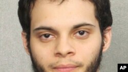 នេះ​ជារូបថត​ដែលត្រូវ​បាន​ផ្តល់​ដោយការិយាល័យ​ប៉ូលិស Broward Sheriff បង្ហាញ​ជនសង្ស័យ​ Esteban Ruiz Santiago ​អាយុ​២៦ ឆ្នាំ កាល​ពី​ថ្ងៃទី០៧ មករា ២០១៧ រដ្ឋ Florida។