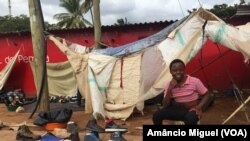Sem emprego ou oportunidades para continuar os estudos, muitos jovens de Cabo Delgado sobrevivem de negócios informais. Pemba, 2018.