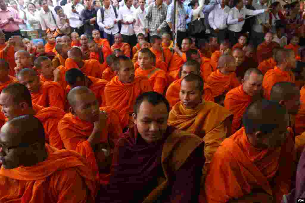 Over 123 monks gather at the headquarter of the opposition CNRP party on Tuesday June 7, 2016 to hold a religious ceremony seeking help from Cambodia&#39;s sacred objects to protect lawmaker&#39;s immunity after deputy president Kem Sokha has been summoned for the forth time by the court over his alleged sex scandal. (Leng Len/VOA Khmer)