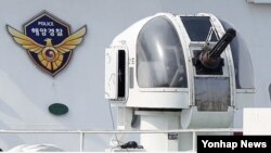 국민안전처가 불법조업 중국어선 단속 강화 대책을 발표한 11일 인천시 중구 인천해양경비안전서 전용부두에 정박한 해경 함정에 함포가 설치돼 있는 모습.