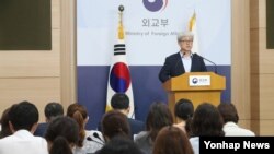 '한일 일본군 위안부 피해자 문제 합의 검토 태스크포스' 오태규 위원장이 31일 서울 도렴동 외교부 청사에서 1차 회의 내용을 발표하고 있다. 