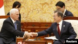 평창 동계올림픽 개막식 참석을 위해 한국을 방문한 마이크 펜스 미국 부통령(왼쪽)이 8일 청와대에서 문재인 한국 대통령과 만나 악수하고 있다. 