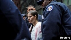 18일 뉴욕에서 기후변화 대처와 화석연료 사용 중단 촉구 시위에 참가한 환경 운동가 카엘라 씨가 경찰에 연행되고 있다. (자료사진).