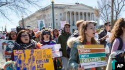 Penerima program DACA dan imigran muda lainnya melakukan aksi demo bersama pendukung mereka, di Washington D.C., 5 Maret 2018. (Foto: dok).