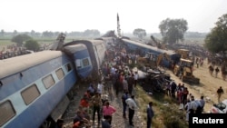 Tim penyelamat mencari korban kecelakaan kereta api yang selamat di Pukhrayan, sebelah selatan Kanpur, India, 20 November 2016.