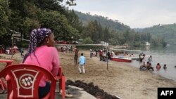 Une Congolaise de la ville voisine de Goma se trouve à la station balnéaire de Tam Tam, à Gisenyi, au Rwanda, le 25 mars 2018.