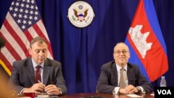 ឯកអគ្គរដ្ឋទូត​សហរដ្ឋ​អាមេរិក​ប្រចាំ​ប្រទេស​កម្ពុជា​លោក William A. Heidt (ឆ្វេង) និង​​​លោក Daniel Russel (ស្តាំ) ឧបការី​រដ្ឋមន្ត្រី​ការបរទេស​សហរដ្ឋ​អាមេរិក​ទទួល​បន្ទុក​កិច្ចការ​អាស៊ី​ខាង​កើត និង​ប៉ាស៊ីហ្វិក និយាយទៅកាន់អ្នកសារព័ត៌មាននៅថ្ងៃ ព្រហស្បត៍ ទី២៧ ខែតុលា ឆ្នាំ ២០១៦ នៅ​រាជធានីភ្នំពេញ។ (ឡេង ឡែន/VOA)