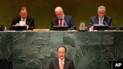 Jim Yong Kim (depan), Presiden Bank Dunia, berbicara pada KTT soal pengungsi di markas besar PBB di New York, Senin (19/9). 