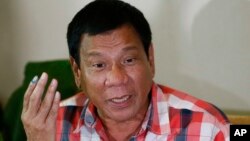 Presiden terpilih Filipina, Rodrigo Duterte berbicara kepada media di Davao city, Filipina (foto: dok).