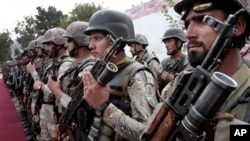 Pasukan Afghanistan dalam sebuah upacara di Kabul (foto: dok). Pasukan Afghanistan terlibat bentrokan sengit dengan Taliban di provinsi Helmand, Rabu 22/5. 