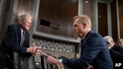 参议院军事委员会主席英霍夫（左）欢迎代理国防部长帕特里克·沙纳汉2019年3月14日在国会就国防部预算问题作证。 