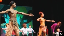 Brandon Sears and Lindsey Pitts of the Nashville Ballet work with children during an outreach performance.