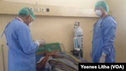 Dokter dan perawat melakukan observasi terhadap pasien dalam kegiatan simulasi penanganan pasien diduga terinfeksi virus korona di RSUD Anutapura Palu, 4 Maret 2020. (Foto: VOA/Yoanes Litha)