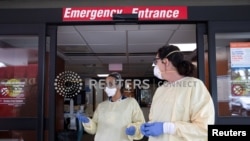 Para perawat bersiap di luar ruangan gawat darurat di Rumah Sakit Beumont untuk menangani kedatangan pasien COVID-19 DI Grosse Pointe, Michigan, 16 April 2021. (Foto: Emily Elconin/Reuters)