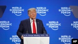 도널드 트럼프 미국 대통령이 21일 스위스 다보스에서 열린 세계경제포럼(WEF)에서 연설하고 있다. 