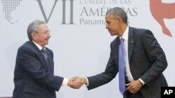지난해 4월 미주대륙 정상회의에서 만난 바락 오바마 미국 대통령(오른쪽)과 라울 카스트로 쿠바 국가평의회 의장이 악수하고 있다. (자료사진)