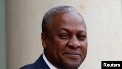 Ghana's President John Dramani Mahama arrives for a meeting with France's President at the Elysee Palace in Paris, May 28, 2013 file photo. REUTERS/Charles Platiau (FRANCE - Tags: POLITICS HEADSHOT) - RTX1040U