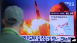 资料照：一名韩国男子在首尔火车站内的电视上看到有关朝鲜试射弹道导弹的报道。（2020年3月29日）
