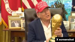 دونالدترمپ، رئیس جمهور ایالات متحدۀ امریکا، حین اعلام تاریخ برگزاری قرعۀ کشی رقابت های جام جهانی فوتبال ۲۰۲۶