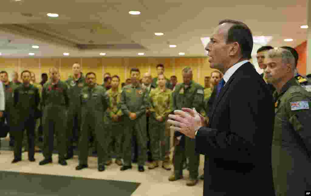 Perdana Menteri Australia Tony Abbott berbicara pada pasukan internasional yang saat ini berbasis di Perth mencari pesawat MH370 dalam kunjungannya ke RAAF Base Pearce, 31 Maret 2014.