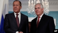 俄罗斯外长拉夫罗夫(左)和美国国务卿蒂勒森(右)在在华盛顿国务院(资料照片)