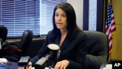 资料照片：密歇根州总检察长内塞尔在密歇根州首府兰辛的一次记者会上讲话。(2020年3月5日)