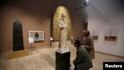 Participants in the Antiquities Protection Workshop look a King Shalmaneser III statue, while learning to counter heritage crimes and trafficking of artifacts, at the Iraqi National Museum in Baghdad, Iraq, Jan. 23, 2019. 