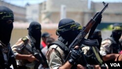 ARSIP - Anggota kelompok militan Jihad Islami bertopeng berbaris saat prosesi pemakaman rekannya, Shaaban Al-Dahdouh, yang tubuhnya ditemukan di bawah reruntuhan hari Selasa, di Gaza City hari Rabu, 6 Agustus 2014 (foto: AP Photo/Hatem Moussa)