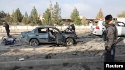 Pasukan keamanan Afghanistan berjaga di sekitar lokasi ledakan bunuh diri di Kabul, Afghanistan 13 November 2019.