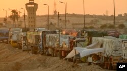 Kamioni humanitarne pomoći čekaju da pređu granični prelaz Rafah između Egipta i pojasa Gaze, 9. septembra 2024.