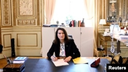 ენ ლინდე, შვედეთის საგარეო უწყების ხელმძღვანელი, ხელს აწერს ნატოს წევრობის განაცხადს. 17 მაისი, 2022 წ. სტოკჰოლმი, შვედეთი. 