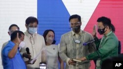 Lord Allan Velasco (kanan) dilantik sebagai Ketua DPR baru oleh para pendukungnya di klub olahraga Celebrity di kota Quezon, Filipina, Senin, 12 Oktober 2020.