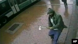 Bir ofitser qo'lidan, boshqasi boshidan jarohatlangan. Shundan keyin politsiyachilar hujumchini otib o'ldirgan.