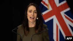 Perdana Menteri Selandia Baru Jacinda Ardern berbicara kepada media dalam konferensi pers di Parlemen di Wellington, 17 Agustus 2020. (Foto: AFP)