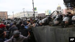 31일 러시아 상트페테르부르크에서 야권 지도자 알렉세이 나발니의 석방을 요구하는 시위대를 경찰이 막고 있다.