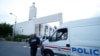 Polisi mengamankan masjid di Créteil dekat Paris, Perancis, 29 Juni 2017 setelah seorang pria ditangkap karena mencoba mengendarai mobil ke arah kerumunan warga di depan masjid. (Foto: REUTERS/Gonzalo Fuentes)