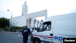 Polisi mengamankan masjid di Créteil dekat Paris, Perancis, 29 Juni 2017 setelah seorang pria ditangkap karena mencoba mengendarai mobil ke arah kerumunan warga di depan masjid. (Foto: REUTERS/Gonzalo Fuentes)