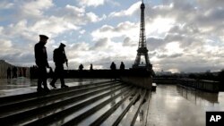 ទាហាន​បារាំង​ដើរ​ល្បាត​កន្លែង Trocadero នៅ​ក្បែរ​អគារ Eiffel Tower ក្នុង​ក្រុង​ប៉ារីស កាលពី​ថ្ងៃទី២១ ខែវិច្ឆិកា ឆ្នាំ២០១៥។