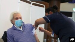 16일 영국 엡섬에서 92세 영화배우 리오넬 블레어 씨가 화이자-바이오엔테크의 신종 코로나바이러스 백신 주사를 맞고 있다.