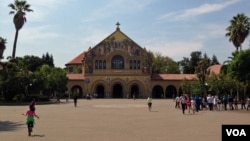 资料照片：来自美国和世界各地的人参观位于加利福尼亚州的斯坦佛大学校园。