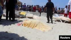 Setidaknya 27 orang, termasuk turis asing, tewas saat seorang pria bersenjata melepaskan tembakan di sebuah hotel di pinggir pantai di Sousse, Tunisia (26/6).