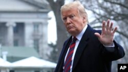 Presiden AS Donald Trump di halaman selatan Gedung Putih.