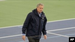 New York City Mayor Bill de Blasio, center, walks the practice courts with officials at the USTA Indoor Training Center where a 350-bed temporary hospital will be built March 31, 2020, in New York. 