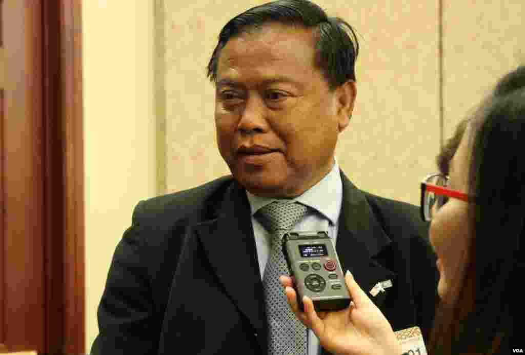 លោក ជុំ ប៊ុនរ៉ុង ឯកអគ្គ​រាជទូត​ប្រទេស​កម្ពុជា​ប្រចាំ​នៅ​សហរដ្ឋ​អាមេរិក​ក្នុង​កម្មវិធី​ខួប​ ៤០ ឆ្នាំ​នៃ​ភាព​ជា​ដៃ​គូ​រវាង​សហរដ្ឋអាមេរិក និង​សមាគម​ប្រជាជាតិ​អាស៊ី​អាគ្នេយ៍ នៅ​មណ្ឌល​បដិសណ្ឋារកិច្ច​ក្នុង​វិមាន​សភា​សហរដ្ឋ​អាមេរិក កាល​ពី​ថ្ងៃ​អង្គារ ទី១៦ ខែ​ឧសភា ២០១៧​។ (សឿន វឌ្ឍនា​/VOA)