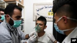 Dalam foto yang dirilis oleh kantor berita resmi Suriah, SANA, tampak seorang pria sedang mendapat perawatan menyusul dugaan serangan senjata kimia di kota tempat dia tinggal, al-Khalidiya, di Aleppo, Suriah, 24 November 2018.