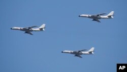 Arhiva - Kineski bombarderi H-6K, sposobni da nose krstareće rakete, lete u formaciji tokom proslave 70. godišnjice kapitulacije Japana u Drugom svetskom ratu, iznad Pekinga, Kina, 3. septembra 2015.