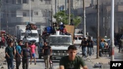 در پی دستوراسرائیل ساکنان رفح خانه‌های خود را ترک می‌کنند. ۲۳ اردیبهشت. 
