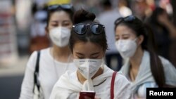 지난 10일 명동 거리에서 관광객들이 마스크를 쓰고 있다.